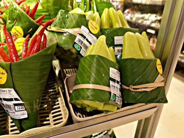 🌴 В таиландских супермаркетах продукты упаковывают в банановые листья