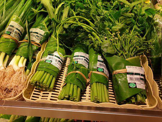 🌴 В таиландских супермаркетах продукты упаковывают в банановые листья