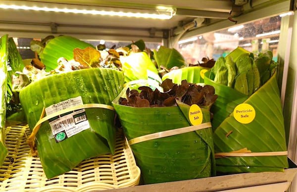🌴 В таиландских супермаркетах продукты упаковывают в банановые листья
