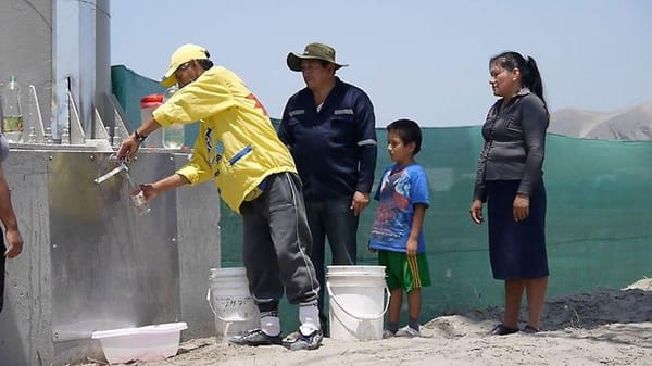 🇵🇪 Несколько студентов из Перу придумали необычный билборд, который умеет… добывать питьевую воду из воздуха.