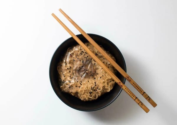 Упаковка для лапши, которая превращается в соус 🍜