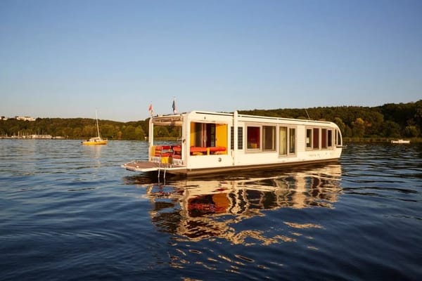 🛥 Плавучий дом рассекает волны на солнечных батареях