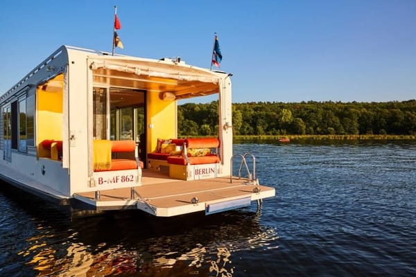 🛥 Плавучий дом рассекает волны на солнечных батареях