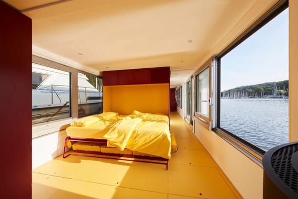 🛥 Плавучий дом рассекает волны на солнечных батареях