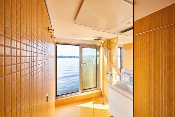 🛥 Плавучий дом рассекает волны на солнечных батареях