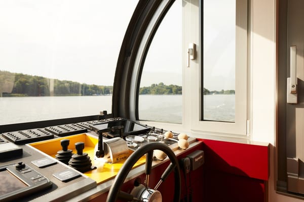 🛥 Плавучий дом рассекает волны на солнечных батареях